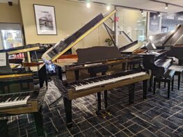 YAMAHA C3 (POLISHED EBONY) - USED